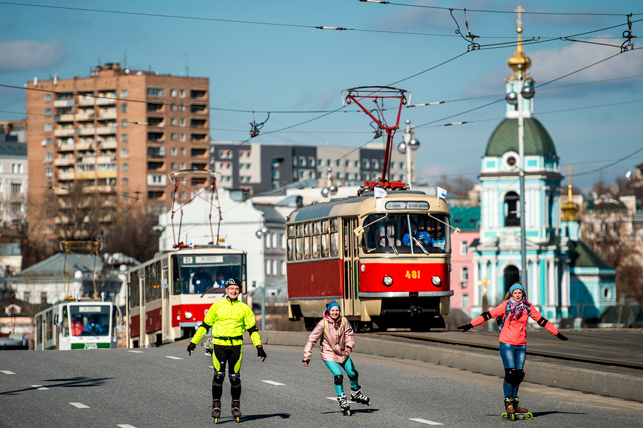Tram di tutte le epoche hanno percorso il centro di Mosca a passo di marcia