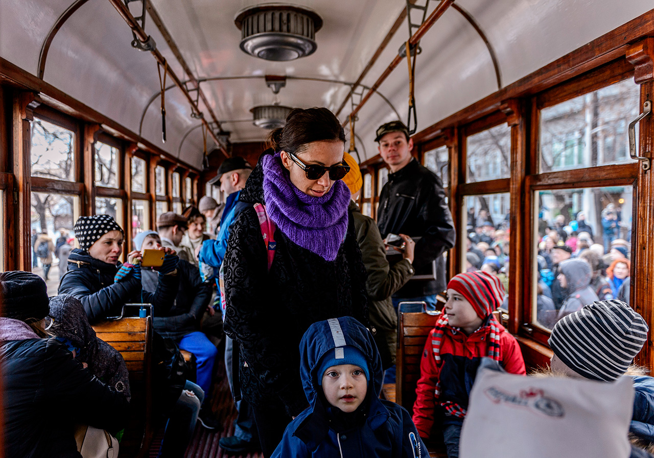 Avec l’apparition du métro dans les années 1930, puis du trolleybus dans les années 1940, les rails de tramway se firent plus rares dans la capitale.