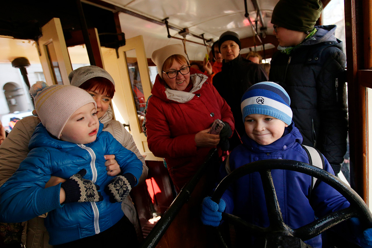 Les visiteurs les plus enthousiastes de la Parade des tramways étaient bien sûr les enfants. Différentes attractions étaient prévues pour les plus jeunes : construire des maquettes en carton, et même prendre place au volant d’un vrai tramway.
