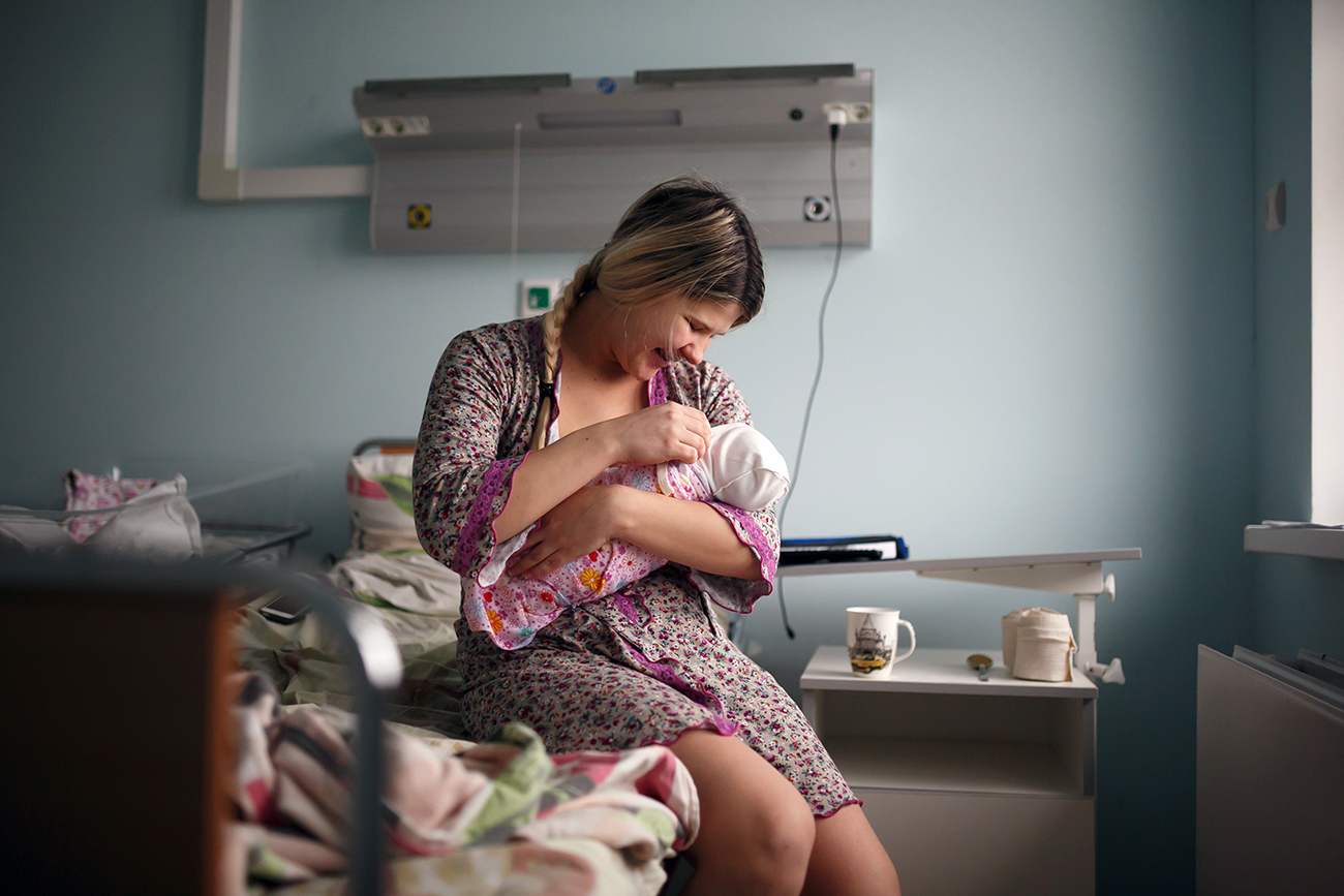Seorang ibu dengan bayinya yang baru lahir di sebuah rumah sakit di Volgograd.