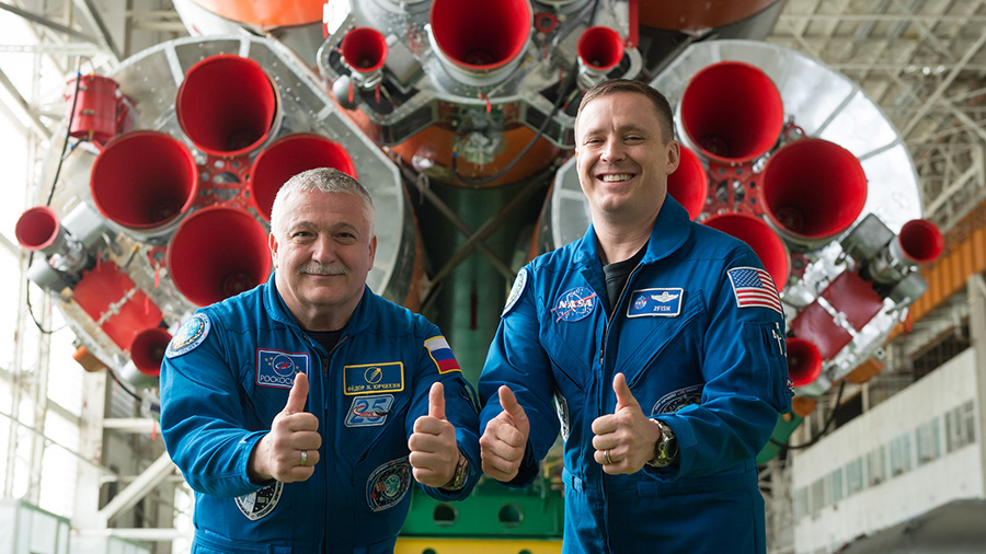 Fjodor Jurčihin (L) in Jack Fischer med poziranjem pred potisnikom Sojuz.