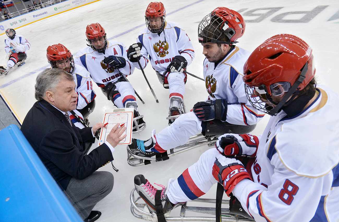 소치올림픽에서의 세르게이 사모일로프와 러시아 장애인 아이스슬레지하키팀