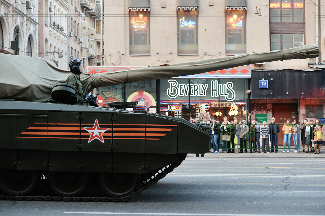Тенк Т-14 на платформа Армата на улицата Тверскаја во Москва за време на пробата за воената парада по повод 70-годишнината од победата во Големата татковинска војна 1941-1945.
