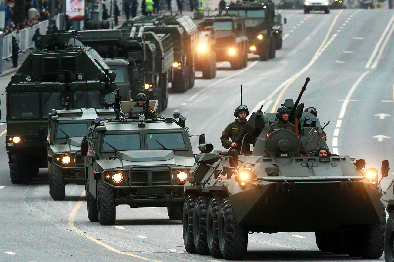 Военна техника се движи по улица "Тверская" в Москва, по време на подготовка за Парада на Победата, който ще се проведе на Червения площад на 9 май.