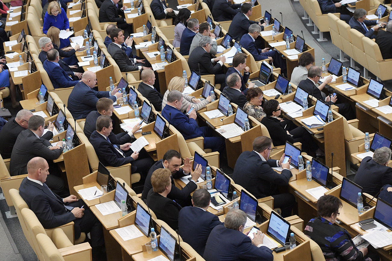 Poslanci med zasedanjem seje ruske Državne Dume.