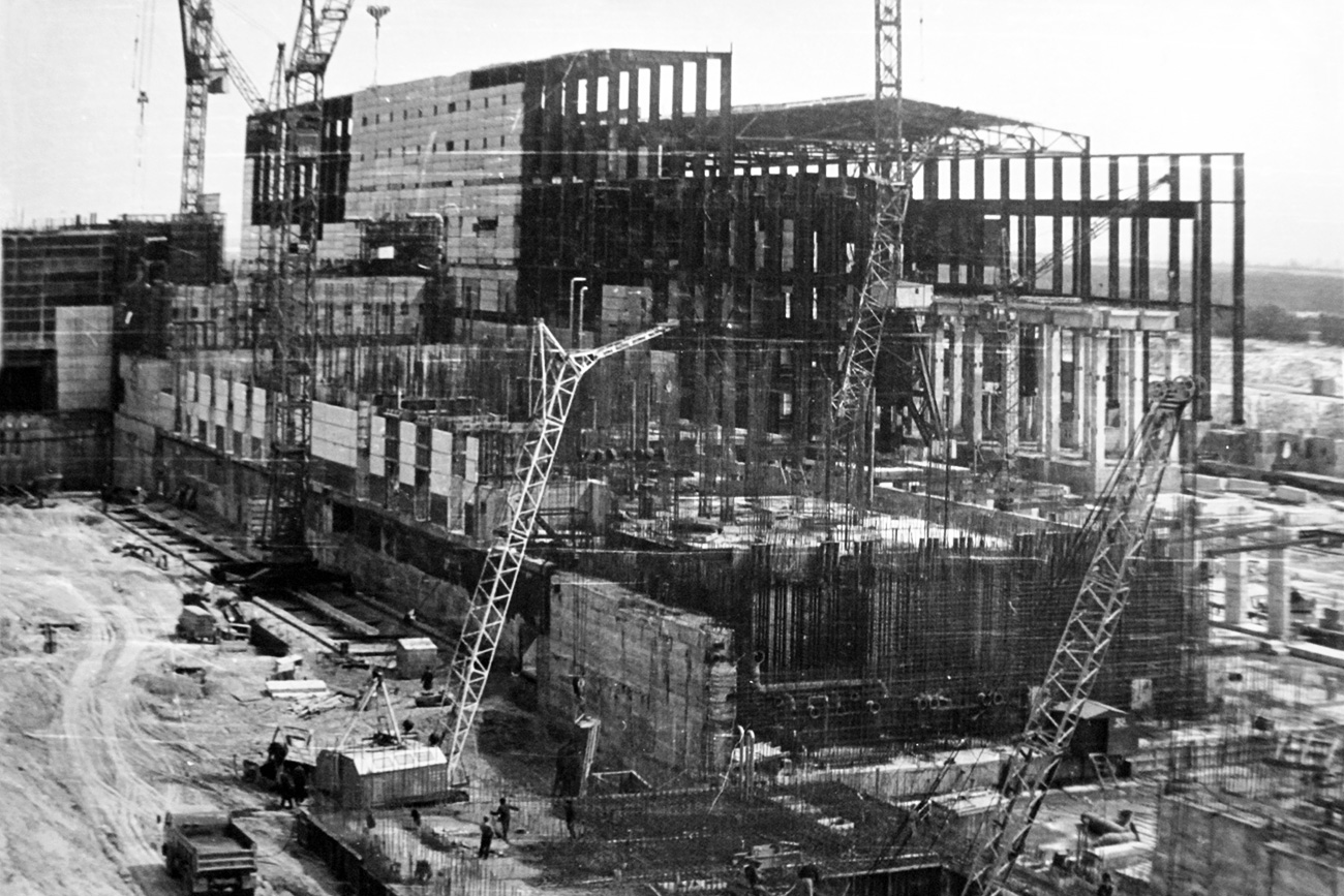 La construction de la centrale nucléaire Vladimir Lénine à Tchernobyl a été lancée la même année que celle de la ville des électriciens Pripiat, en 1970.