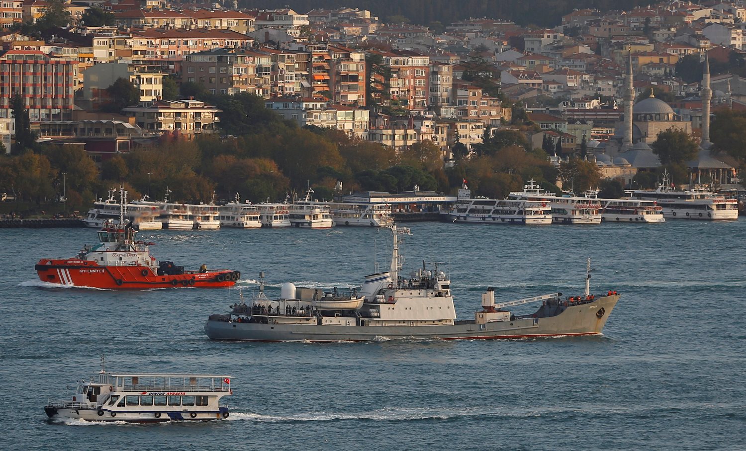 Kapal Liman sedang berlayar di Selat Bosporus ke arah Laut Tengah pada 21 Oktober 2015.