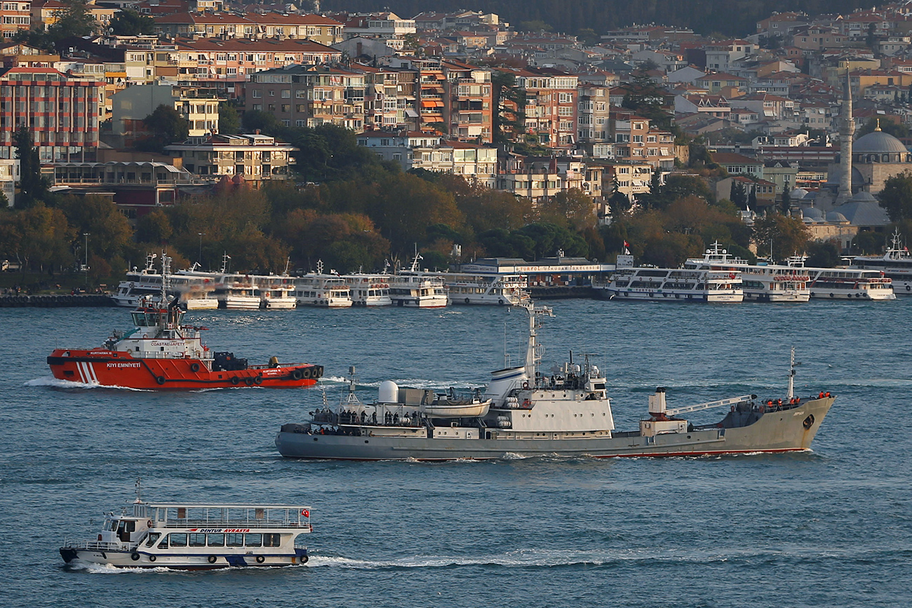 Russian Navy's reconnaissance ship Liman of the Black Sea fleet sails in the Bosphorus, on its way to the Mediterranean Sea, in Istanbul, Oct. 21, 2016. 