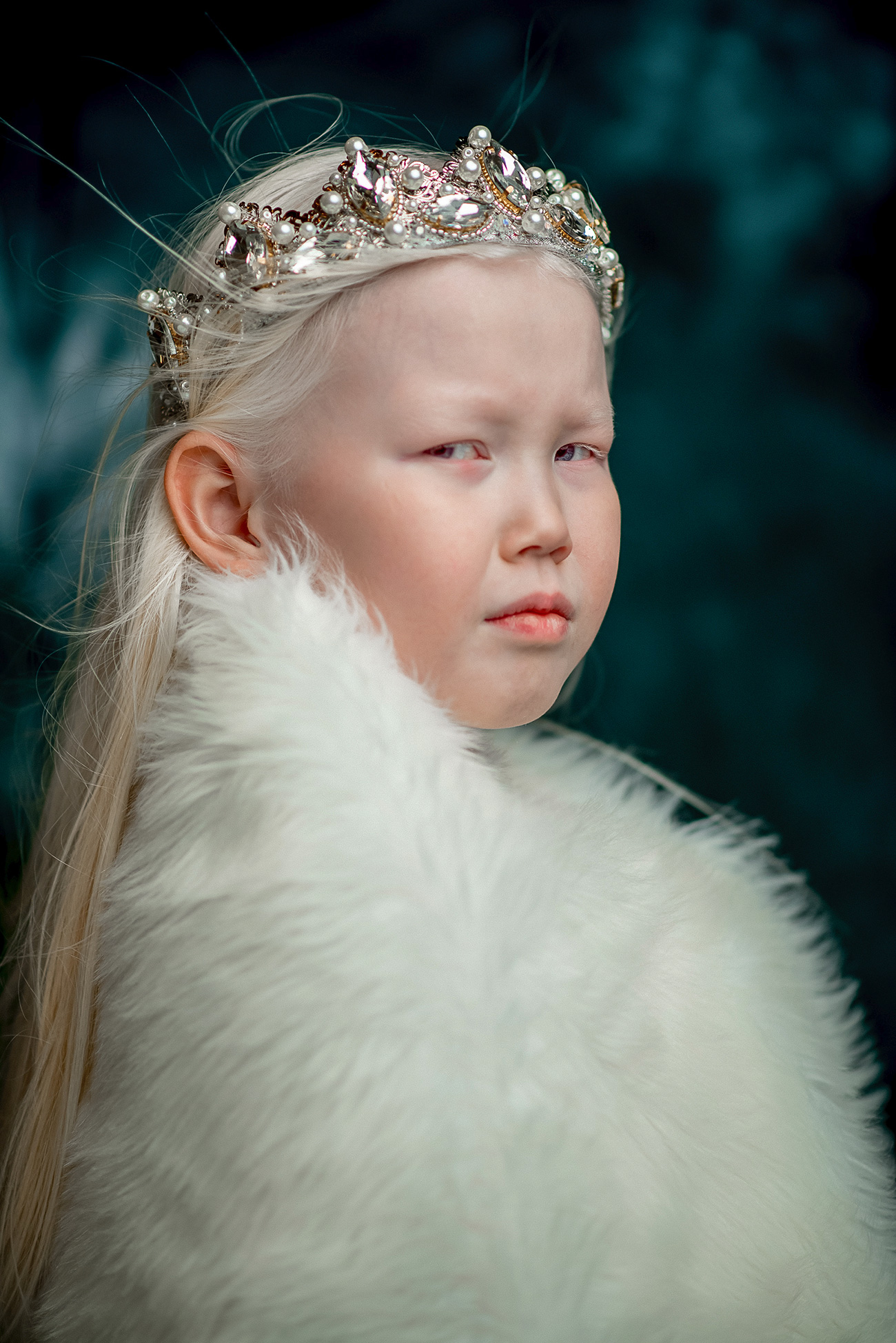 Naryana est une petite fille albinos. Elle a des cheveux blancs comme neige et des yeux caméléons bleu-violet. Son physique est tout à fait atypique pour les habitants de sa région natale, la Iakoutie, où la plupart des gens sont bruns aux yeux marron.