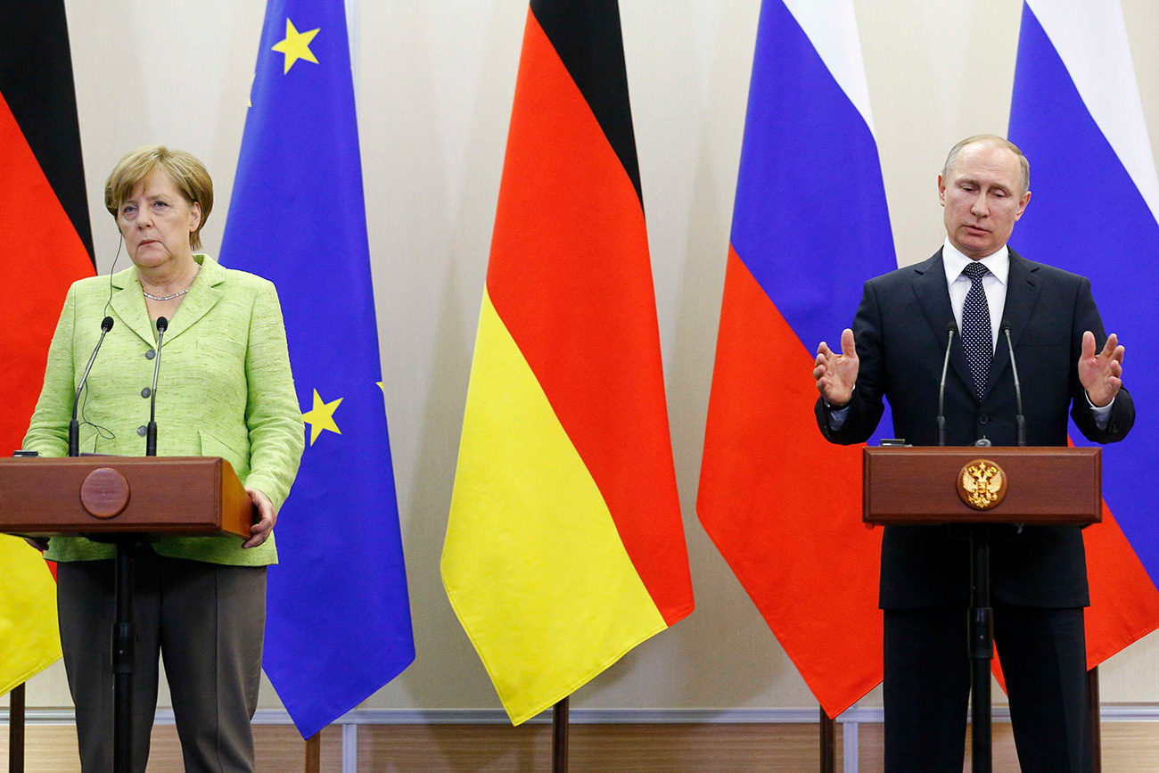 Russian President Vladimir Putin and German Chancellor Angela Merkel attend a joint news conference following their talks at the Bocharov Ruchei state residence in Sochi, Russia, May 2, 2017.
