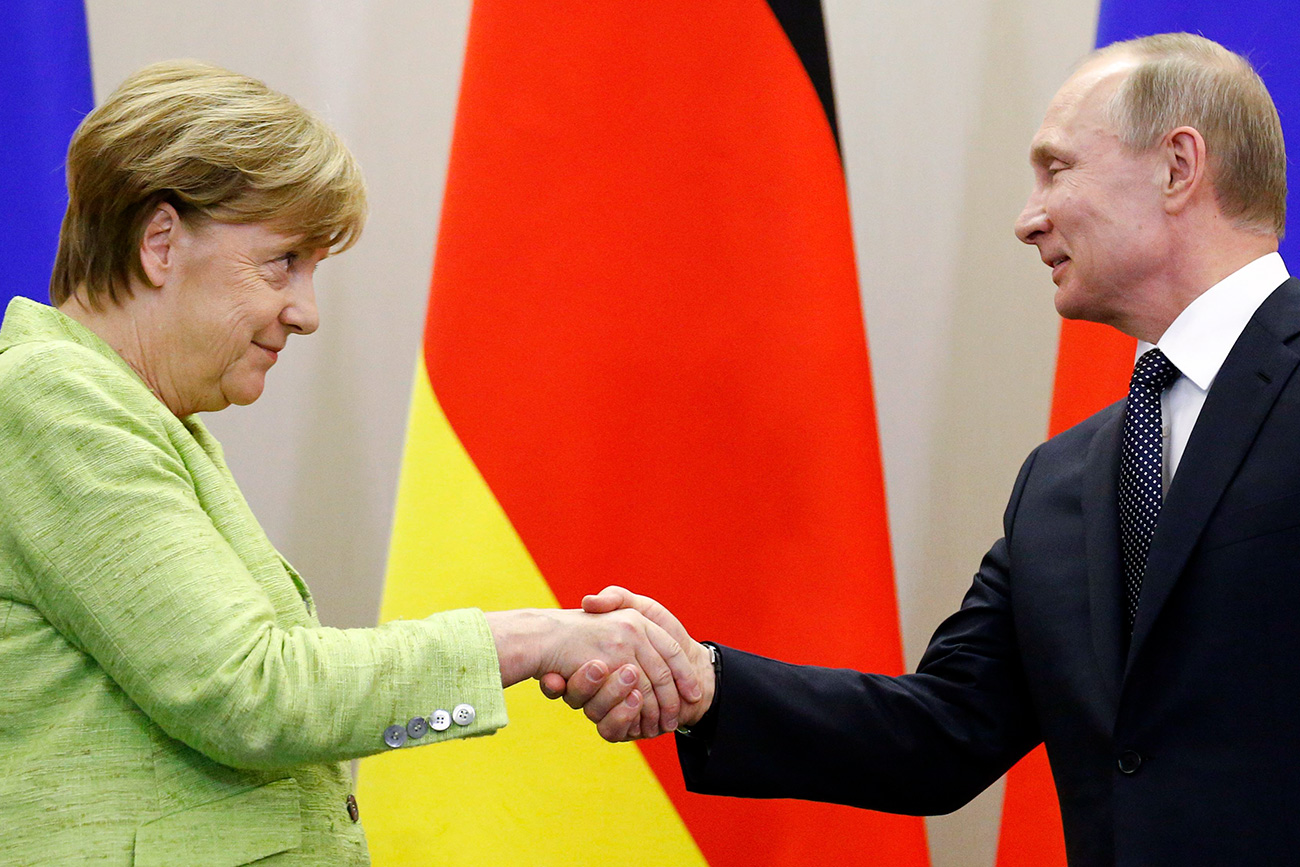 Владимир Путин и Ангела Меркел на пресконференцията след преговорите на двата лидера в резиденцията на руския президент "Бочаров ручей" край Сочи, 2 май 2017 г.
