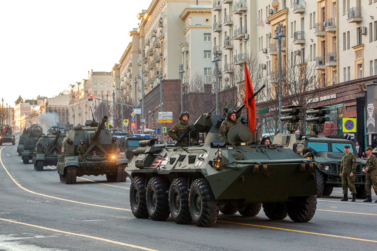 Un lungo serpentone di 114 mezzi corazzati ha attraversato il cuore di Mosca fino alla Piazza Rossa. Tra loro hanno sfilato anche i trasportatori corazzati BTR-82A, i blindati Tigr-M e i semoventi Koalitsiya-SV e Msta-S