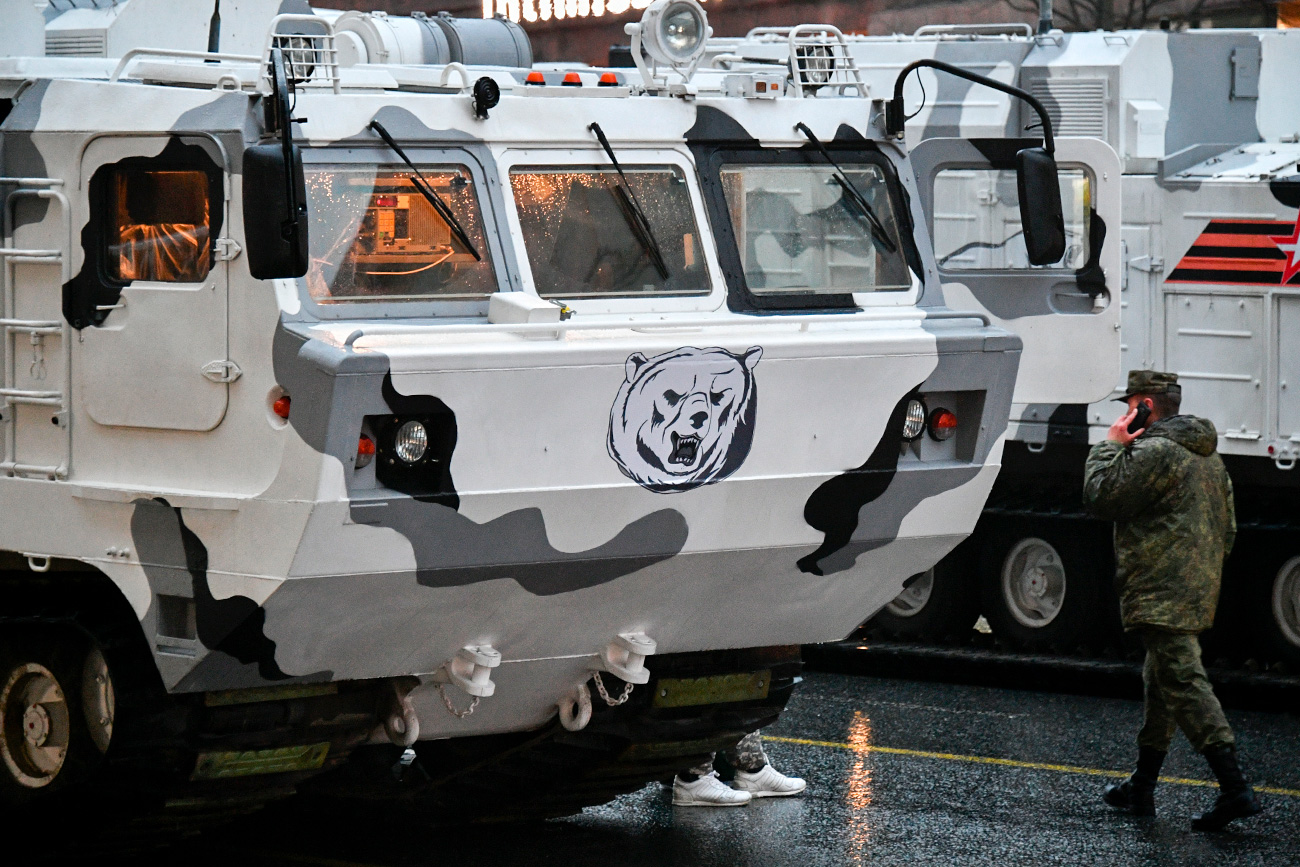 Parmi les débutants de cette année, les véhicules arctiques – les complexes antiaériens Pantsir-SA et les systèmes antiaériens mobiles TOR-M2DT, ainsi que les véhicules de soutien créés spécialement pour les conditions du Grand Nord.