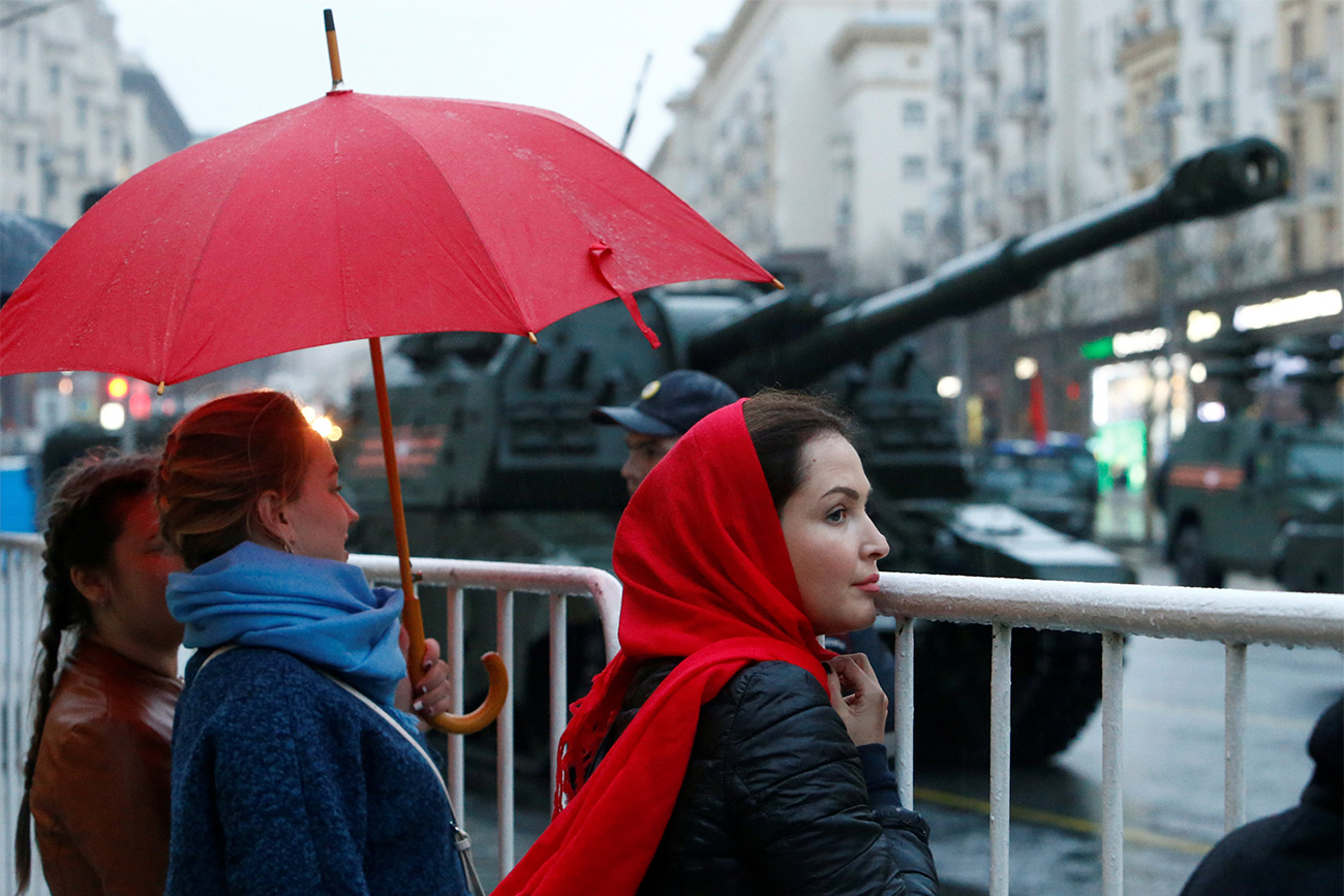 La parata militare del Nove Maggio si svolge ogni anno in occasione della Festa della Vittoria, che celebra la vittoria dell’Unione Sovietica sulla Germania nazista durante la Seconda guerra mondiale