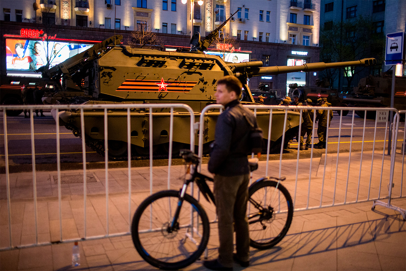 Samohodna haubica „Msta-S“ tijekom prolaska vojne tehnike po glavnoj moskovskoj ulici.