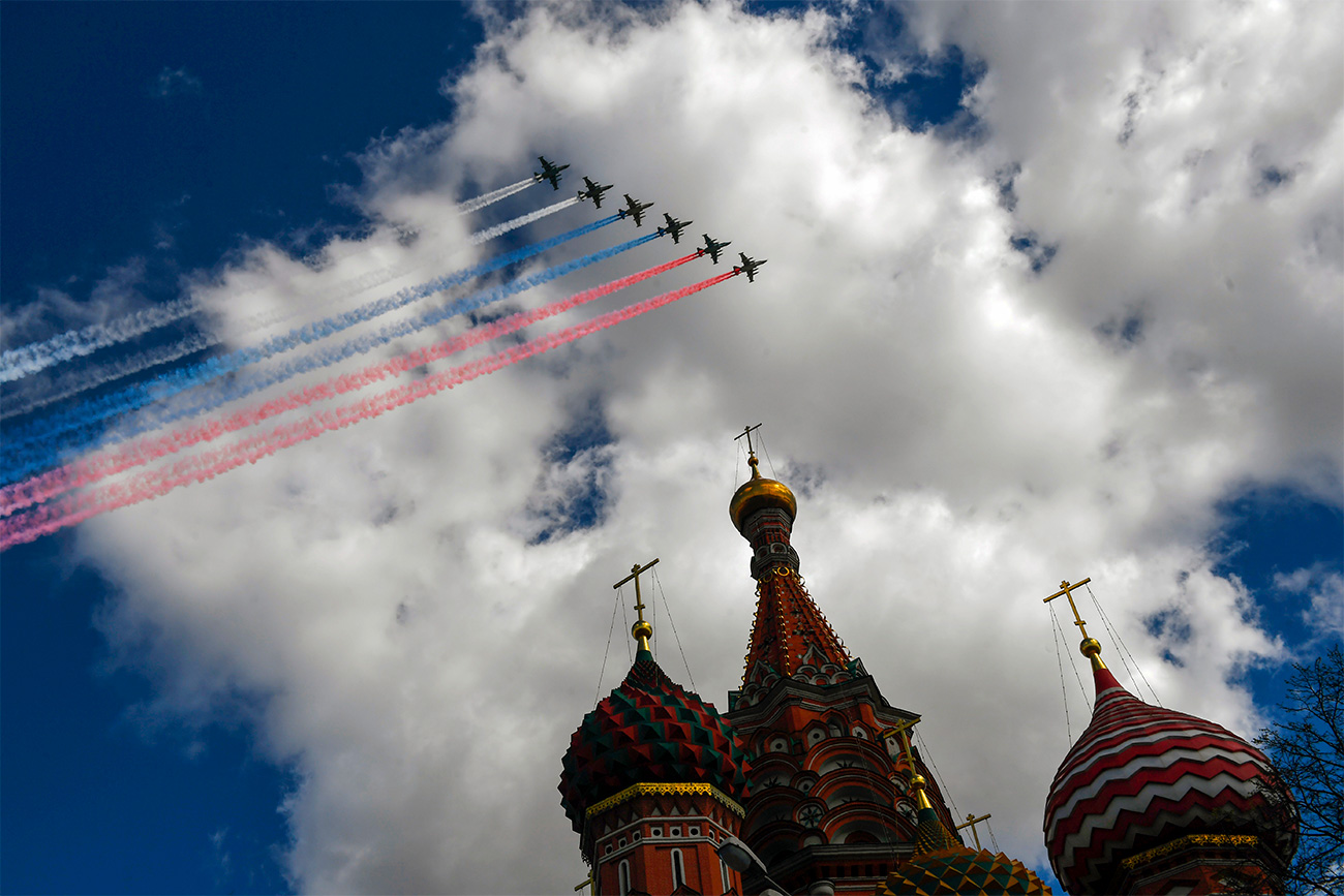 La bandiera russa tratteggiata dai caccia in volo sopra la Piazza Rossa
