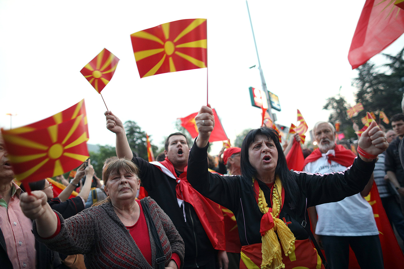 Protestniki protestirajo pred poslopjem informacijske pisarne EU v Skopju, Makedonija, 28. aprila 2017. 