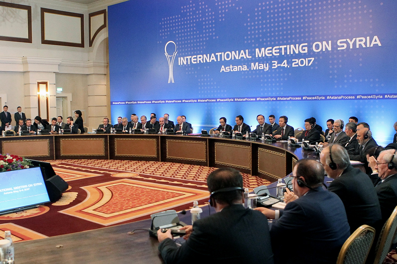 Участниците присъстват на четвъртия тур на мирните преговори в Астана на 4 май 2017 г.