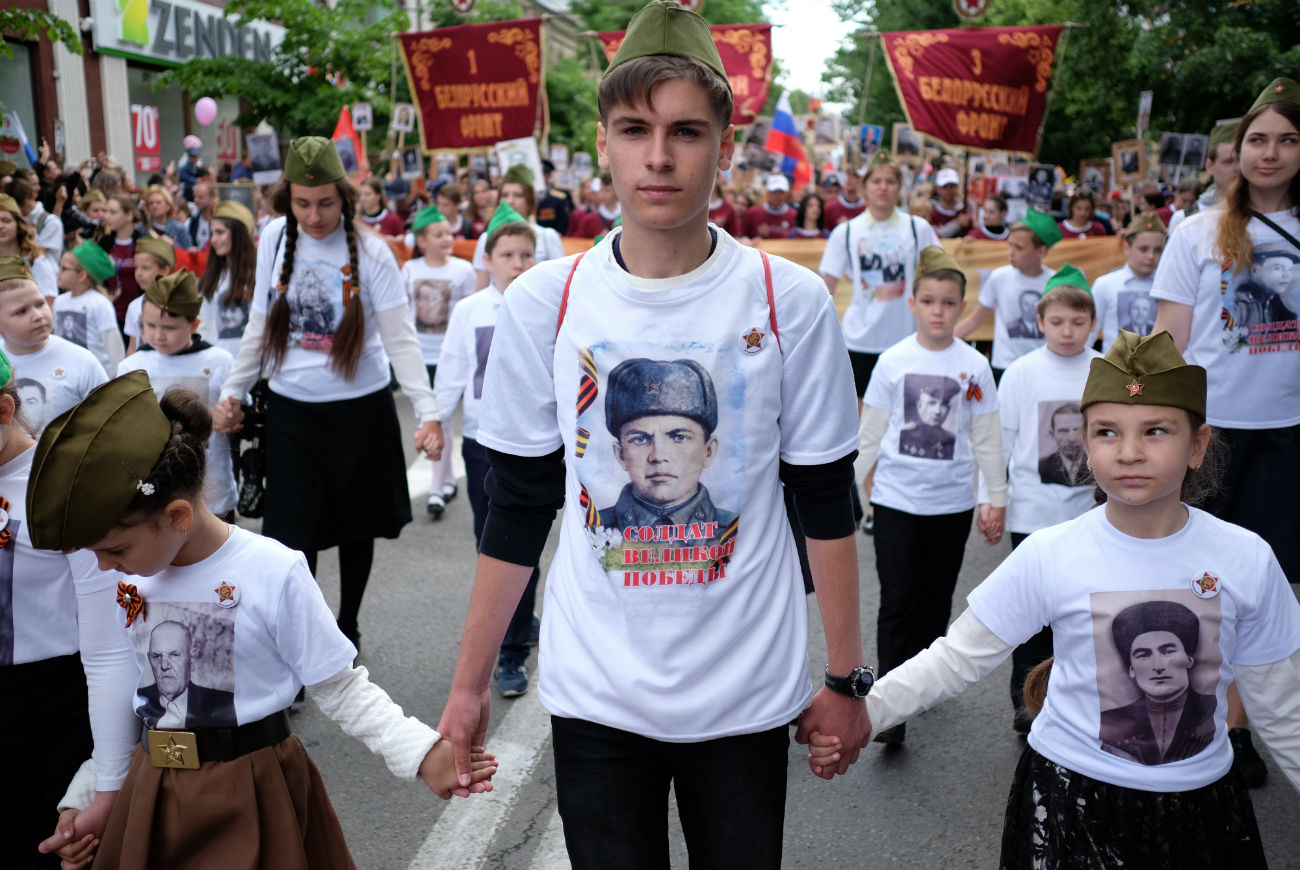 Il 9 maggio, nel giorno in cui la Russia celebra la vittoria sulla Germania nazista, i figli e i nipoti dei veterani sfilano per le strade di tutte le città del Paese reggendo in mano il ritratto dei propri familiari che hanno partecipato alla guerra