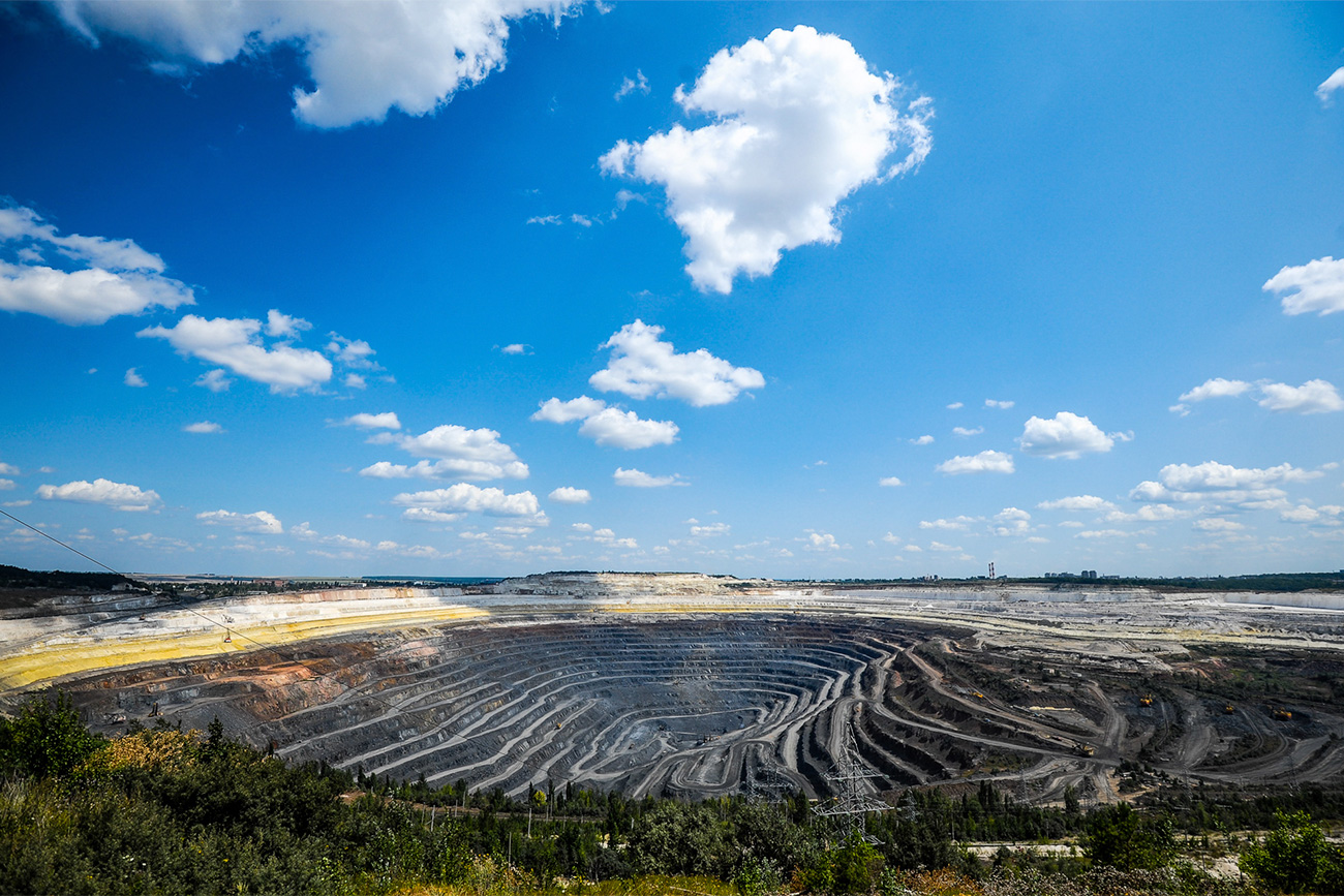 Kurska magnetska anomalija svoje je ime dobila po neobičnom ponašanju magnetskih kompasa na ovom području Kurske oblasti (530 km jugozapadno od Moskve). Magnetski instrumenti ovdje miješaju jug s istokom, a sjever sa zapadom. To se događa zbog ogromnog ležišta željezne rude, koji se smatra najvećim na svijetu - 30 milijardi tona ili gotovo 4% dokazanih svjetskih rezervi. Anomalni magnetizam ove regije prvi su otkrili ruski geografi još 1770-ih. Međutim, prva bušotina za vađenje željezne rude napravljena je tek 1923. godine.