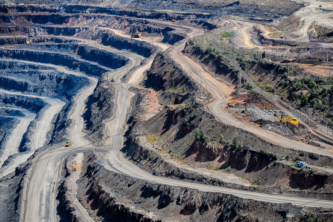 Bazen železove rude pokriva območje Kurske, Belgorodske in Orjolske oblasti v jugozahodni Rusiji, na skupnem območju 160 000 kvadratnih kilometrov. Gre za ozemlje, večje od Grčije, Severne Koreje, Bolgarije ali Kube. Danes na območju magnetne anomalije delujejo tri tovarne za rudarstvo in predelavo rud. Ena od njih je Stojlenski GOK, podružnica ruskega metalurškega velikana NLMK.