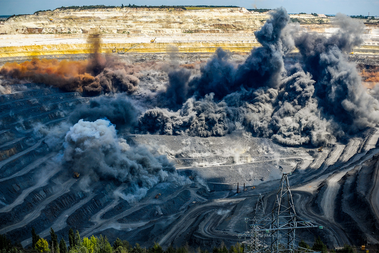 Blasting operations are carried out at regular intervals—around 18 times a year. A special gel is used as the explosive, together with detonators. The explosive material can weigh up to 1000 metric tons.