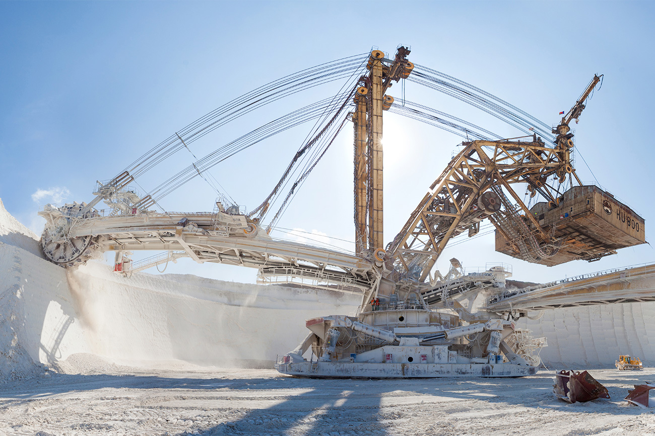 Avant les travaux explosifs, les géologues sélectionnent les endroits où la roche sera dynamitée, puis on y fore en damier des puits de 250 mm de diamètre et de 16 à 17 mètres de profondeur, situés à 3 à 4 mètres de distance les uns des autres. Le minerai extrait de la carrière est transporté au combinat par des convoyeurs, des wagons spéciaux et des camions à benne.