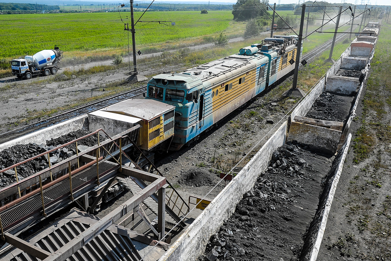 Transportbänder, Riesen-LKW und sogar Güterzüge bringen das Erz aus dem Tagebau in die Aufbereitungsanlage. Baustoffe aus des Tagebau? Richtig. Beim Erzabbau fällt jede Menge Sand, Lehm und Gestein an. Dies wird dann zu Bruchstein verarbeitet zum Beispiel.