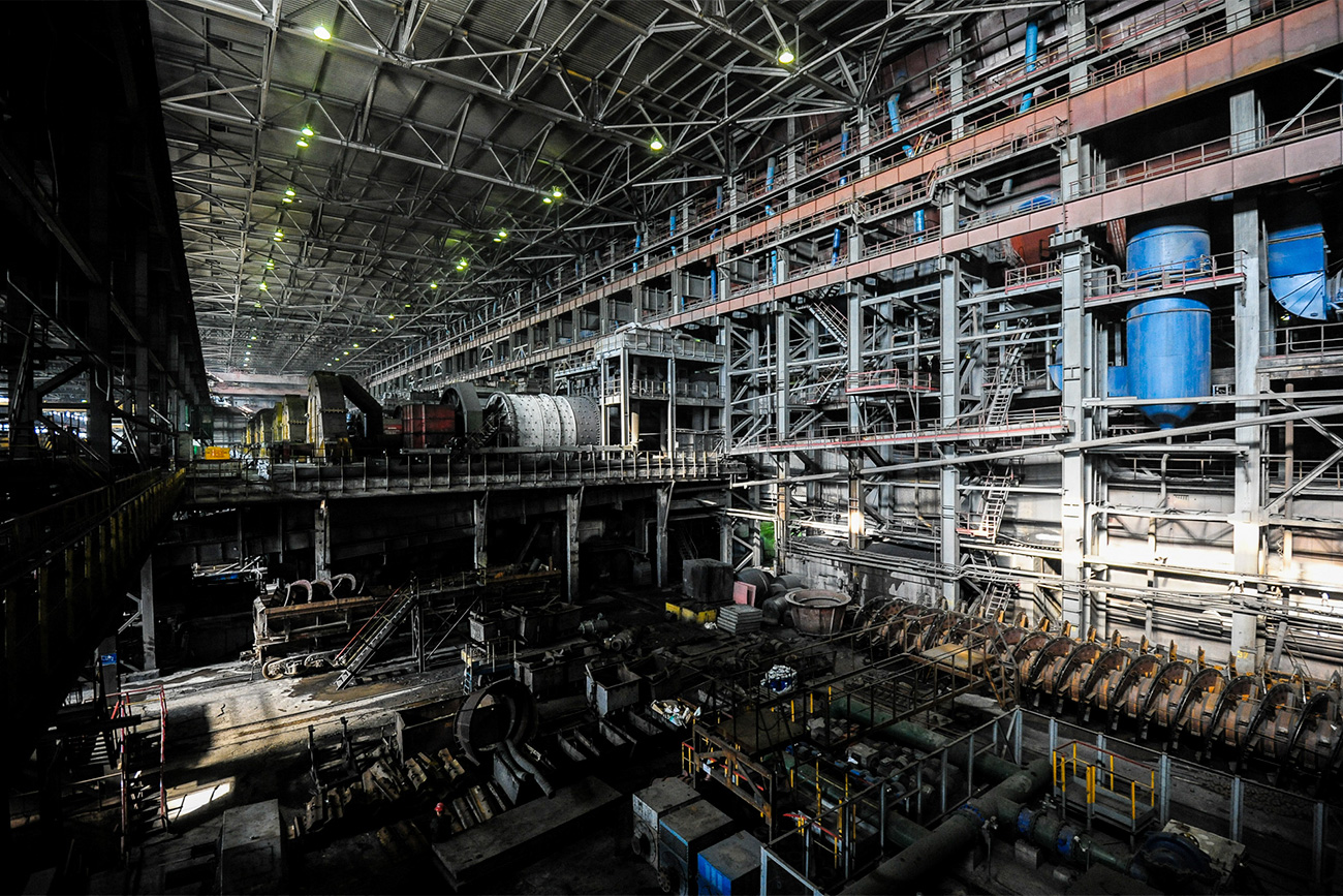 This is how the concentration plant looks on the inside. In the background are mills used to crush the ore to the required size before enrichment.