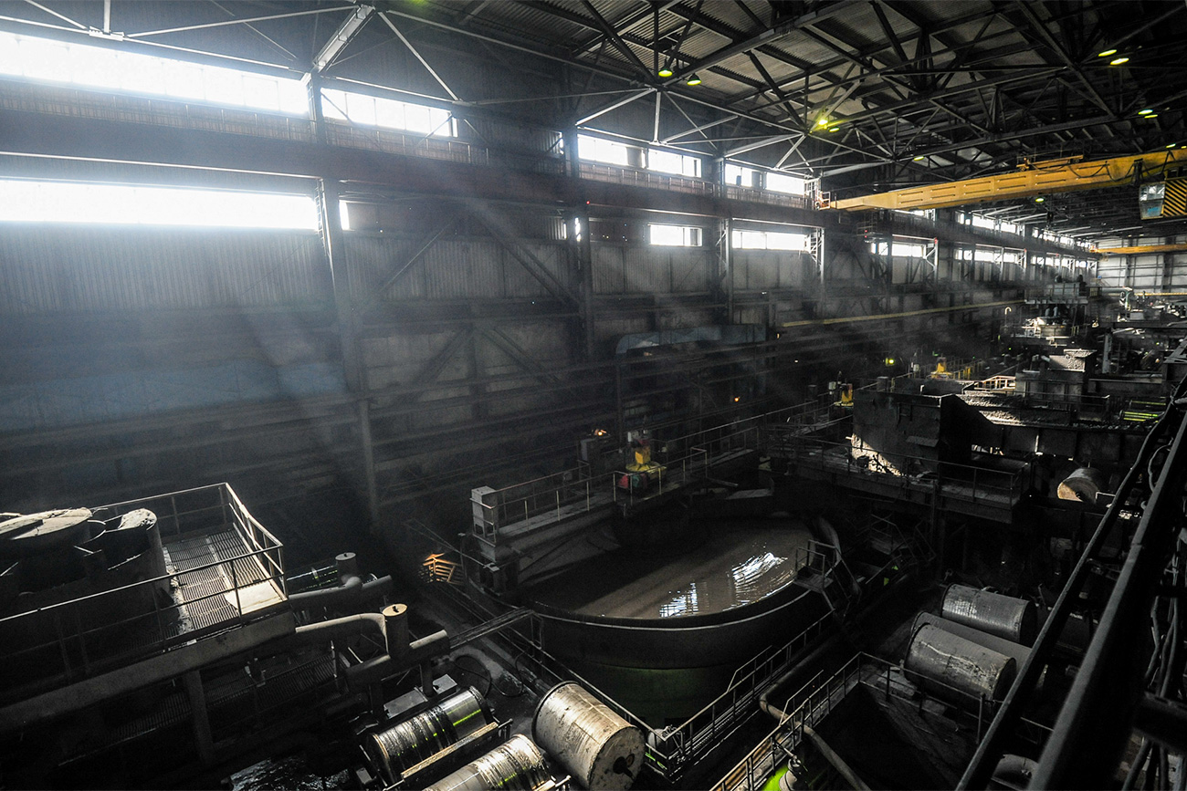 Voici l’intérieur de l’usine d’enrichissement. Au fond, vous voyez des moulins qui servent à broyer le minerai à la taille souhaitée avant l’enrichissement.