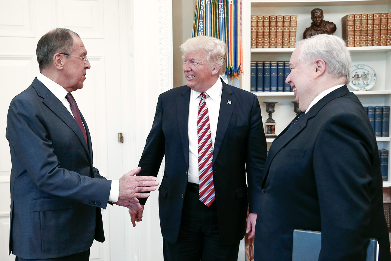 Il ministro russo degli Esteri Sergej Lavrov, a sinistra, con il Presidente Usa Donald Trump, al centro.