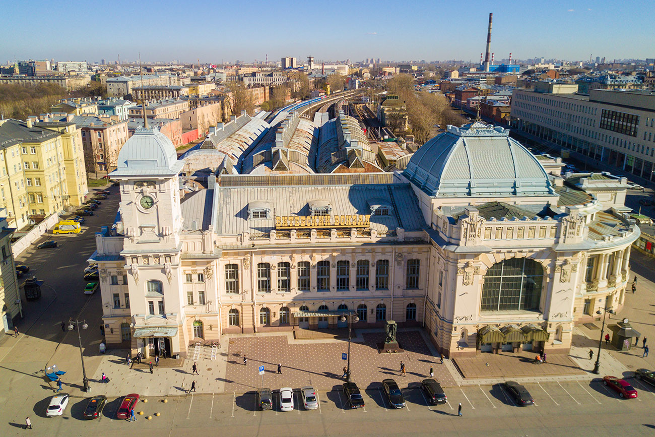 La première ligne ferroviaire de Russie fut construite en 1837 et reliait Saint-Pétersbourg et Tsarkoïe Selo, la résidence de campagne de la famille Romanov. Dans cette optique, Constantin Thon construisit la première gare de Saint-Pétersbourg, la gare Tsarskoselski, qui porte le nom de gare de Vitebsk depuis 1936.
