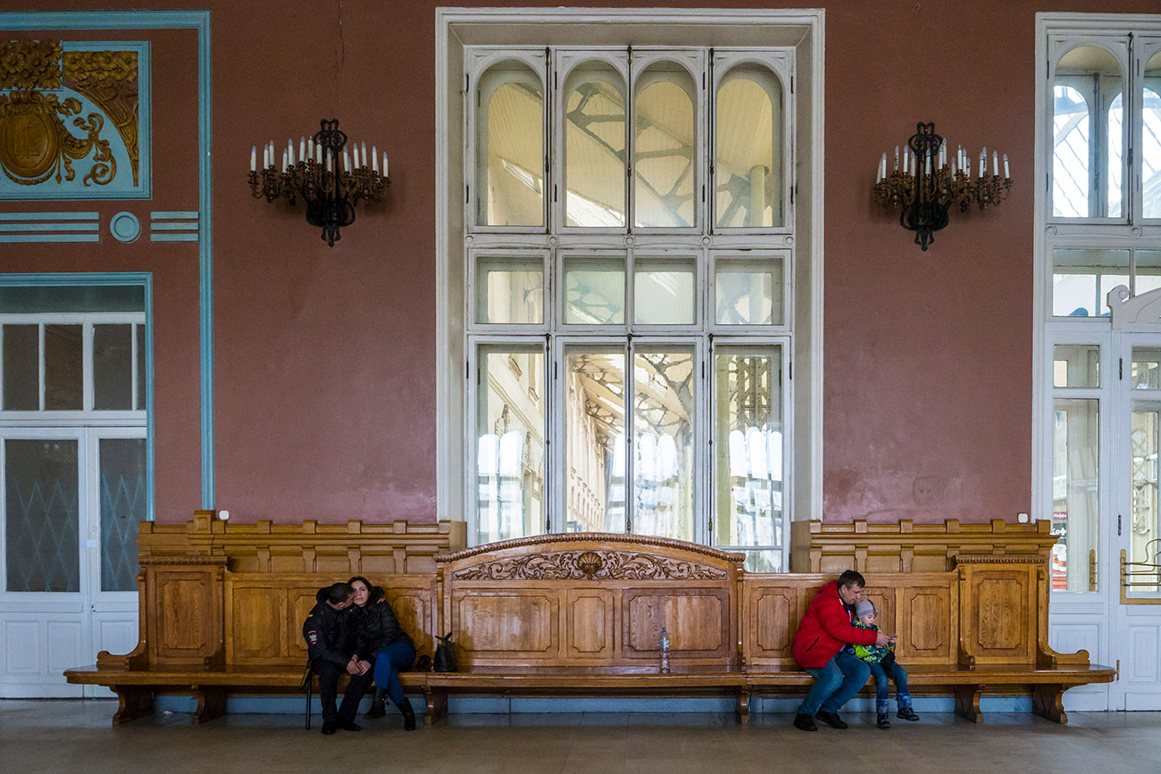 The first- and second-class waiting room is often described as the Picture Hall because it’s decorated with wall paintings, large mirrors and painted panels that chronicle the history of the Tsarskoselsky railroad. From time to time, musical concerts are held here. Nowadays, passengers only use the third-class waiting room.