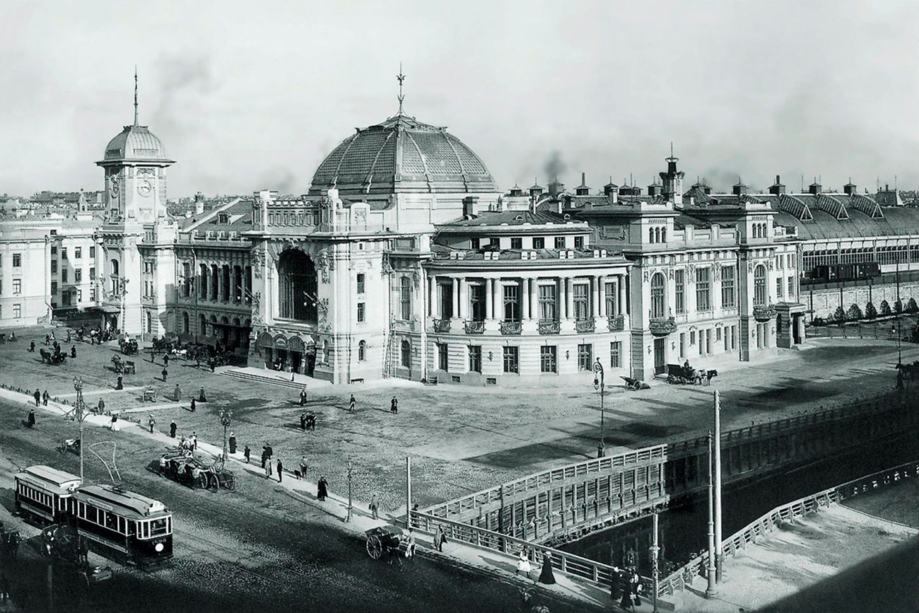 For the most distinguished passengers there was a "Grand Duke Suite" at the station, which is now the station director's office. Despite the name, grand dukes never stayed there. The name was inherited from the previous building, which had a "Grand Duke Suite" for the Emperor and his entourage.// Pictured: The railway station in the 1900s.