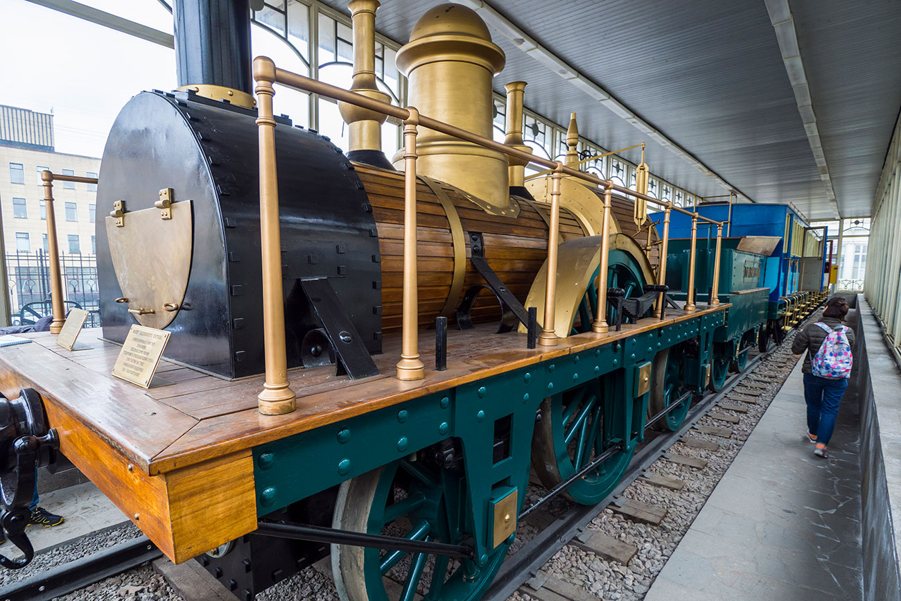 A replica of the first train of the Tsarskoselsky railroad can be seen in a separate pavilion at the station. The locomotives were built in Britain, at the Robert Stephenson and Company plant in Newcastle-upon-Tyne.