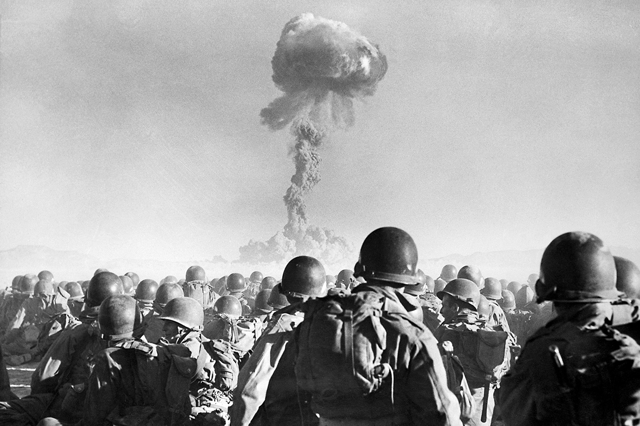 Tropas de divisão aérea dos EUA observam explosão atômica em campo de testes em um deserto em Las Vegas, em 1951