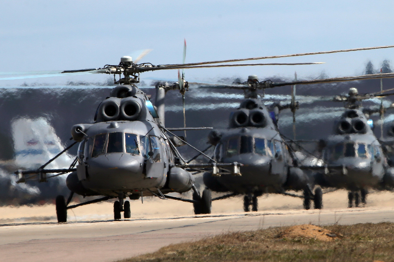 Los aviones Mi-8MTV-5 aterrizan en las afieras de Moscú. 
