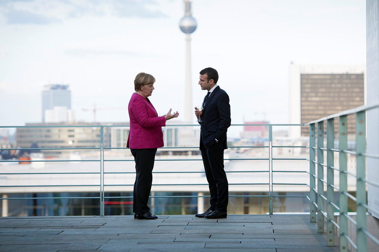 Nemška kanclerka Angela Merkel in francoski predsednik Emannuel Macron v uradnih prostorih kanclerke v Berlinu, Nemčija, 15. maj 2017.