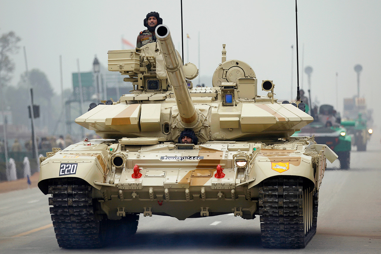 Tank T-90 buatan Rusia.