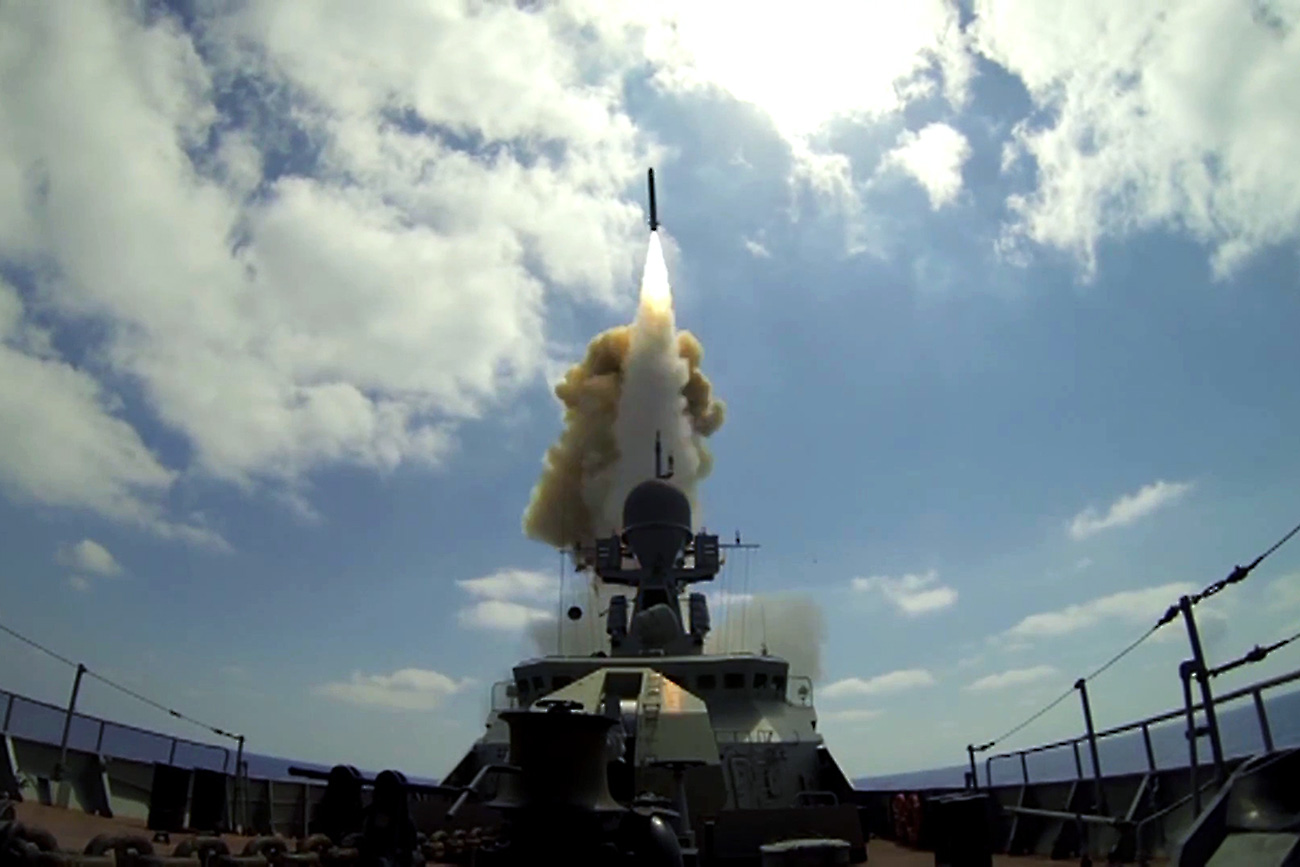 Lançamento de míssil de cruzeiro Kalibr a partir do Mediterrâneo