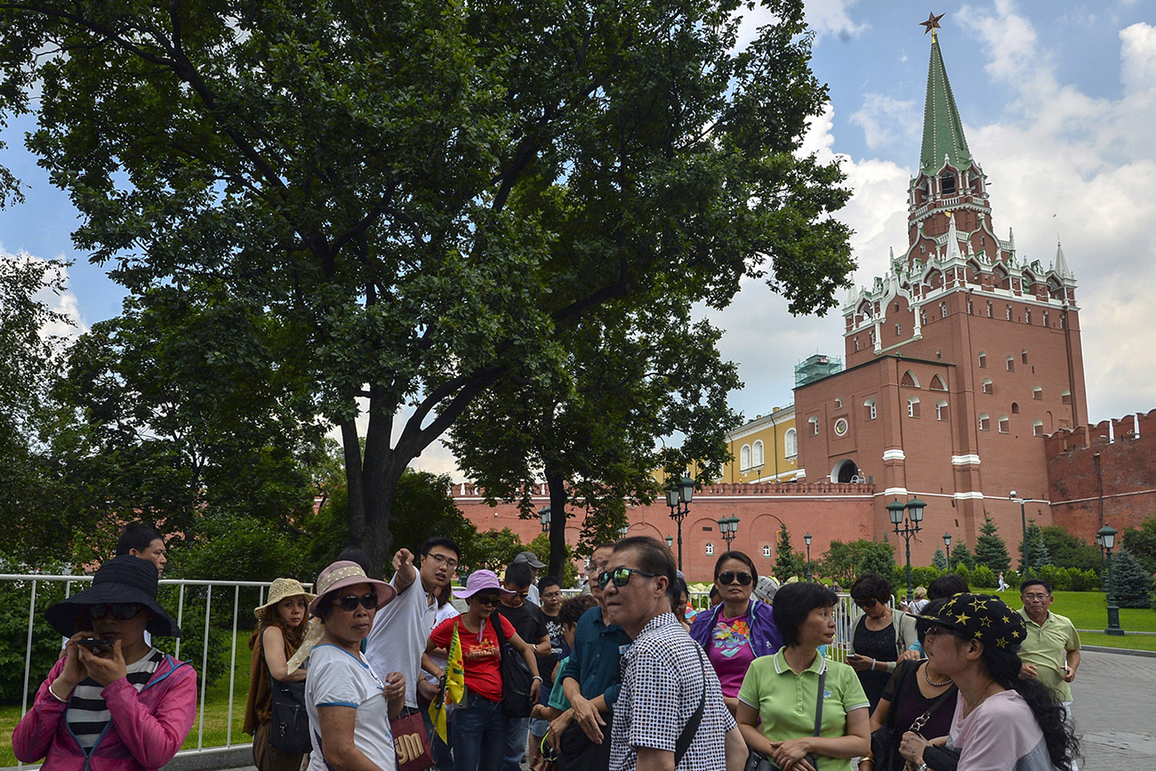 Tourists in the Alexander Garden, Moscow.