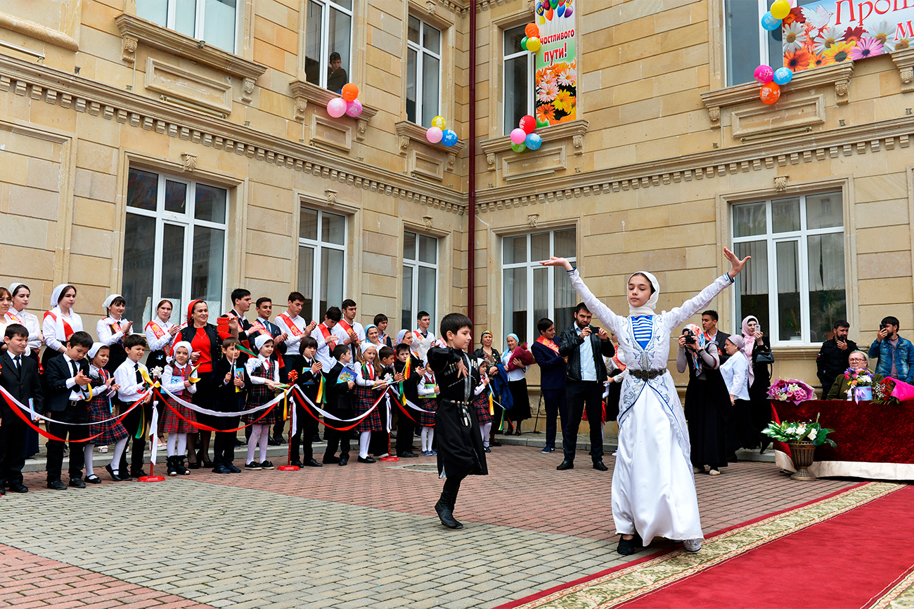 In molte scuole russe, il suono dell’ultima campanella è accompagnato da balli e canti, seguiti da una lunga festa che dura tutta la notte