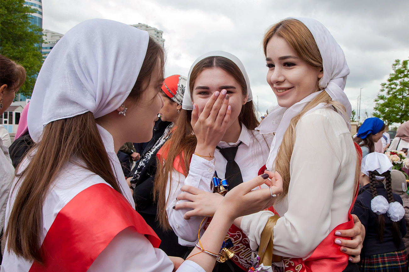 Nelle regioni a maggioranza islamica, le ragazze indossano fazzoletti bianchi che coprono il capo