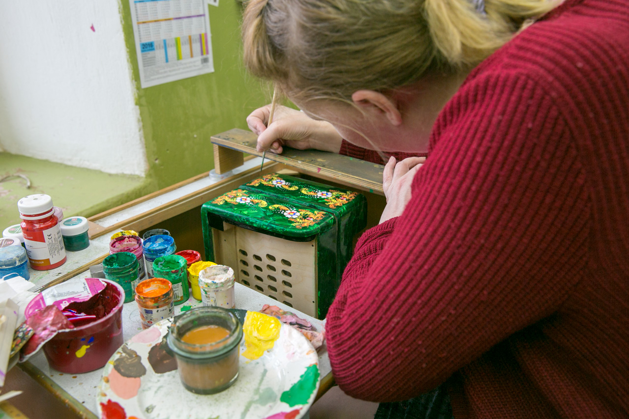 Ravno takšen zvok odgovarja ruskim pesmim in glasbenim motivom. Na takšni harmoniki se da odigrati živahno častuško (vrsta šaljive pesmi) ali lirske narodne pesmi.