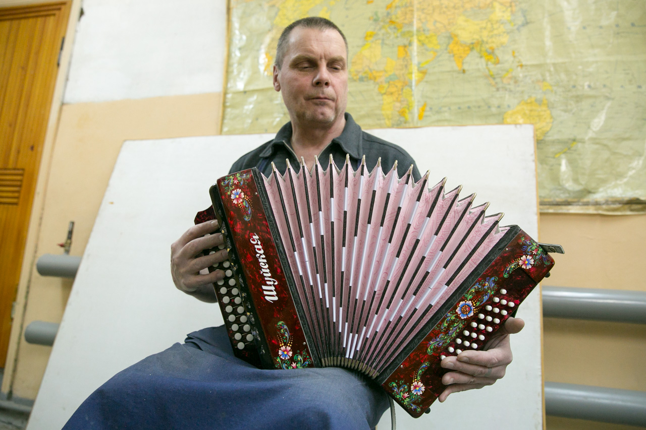 Navadno gre za standardne želje, a je po meri mogoče dodati tudi drago kamenje. Na inštrumentih, ki jih prodajajo kot spominke, so pogosto narisani prizori iz ruskih bajk.