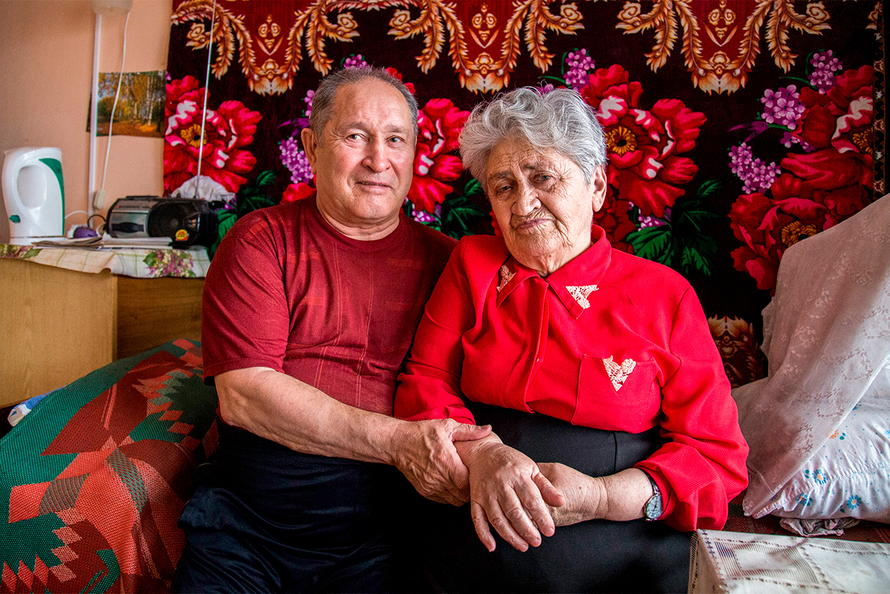 Alexandra Sbitneva  (80) et Anatoli Choutov (65) se sont mariés il y a 14 ans. Ils se sont rencontrés au centre gérontologique Vichenski à Smolensk, l’une des plus grandes maisons pour personnes âgées de Russie. Anatoli est malvoyant. Il a dû s’installer au centre quand son épouse est décédée. Alexandra a déménagé au centre après la mort de son fils. Le couple n’a pas de proches qui peuvent leur rendre visite. Ils se promènent souvent près du centre gérontologique, mais Anatoli dit que les promenades l’intéressent moins depuis qu’il a complètement perdu la vue.