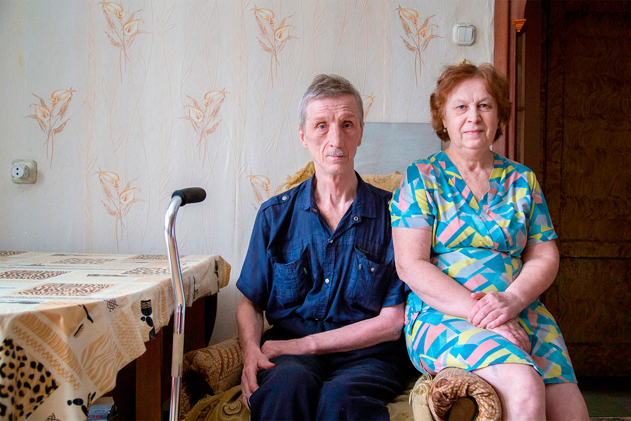 Lioubov Bravaïa (65) et Anatoly Bravi (61) se sont rencontrés il y a 20 ans. Ils travaillaient dans la même usine. « Quand j’ai commencé à y travailler, les collègues femmes m’ont demandé si j’avais un mari ou un copain et quand j’ai répondu non, elles ont prédit que je rencontrerais certainement quelqu’un au travail. Elles ne se sont pas trompées. J’ai rencontré Anatoli, qui travaillait comme agent de sécurité à l’usine », raconte Lioubov. Après 20 ans de relation, le couple a décidé de se marier officiellement. C’était le premier mariage pour Lioubov et le second pour Anatoli.