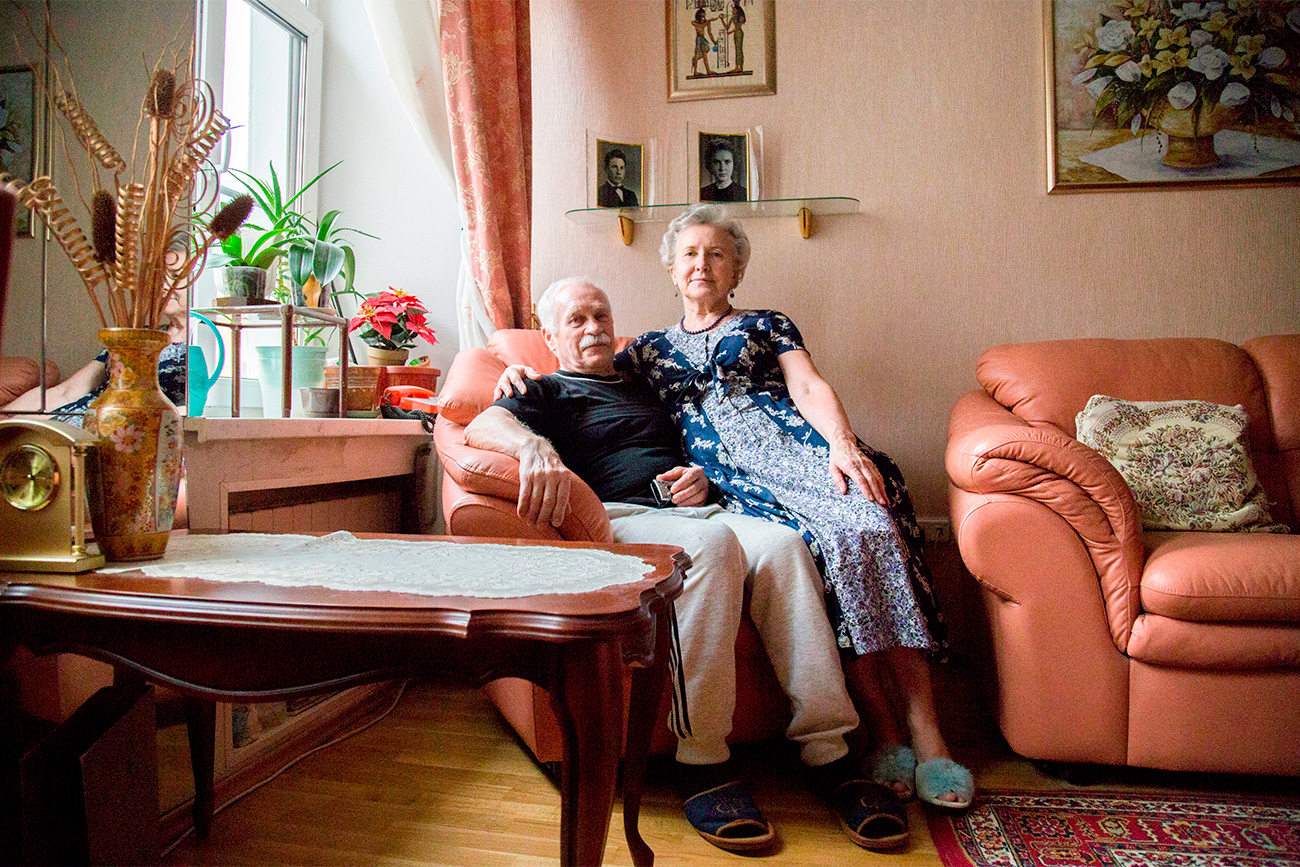 Galina Chounina (75) et Alexeï Gordienko (73) se sont rencontrés en 1959 dans la ville russe de Blagovechtchensk, dans l’Extrême-Orient, lorsqu’ils étaient étudiants dans un lycée technique géologique. En 1960, ils ont déménagé dans deux villes différentes, mais sont parvenus à garder le contact. En 1967, Galina Ivanovna a épousé un autre homme et leur correspondance a pris fin. 47 ans plus tard, Galina Ivanovna a contacté Alexeï via les réseaux sociaux ; ce dernier a quitté l’Ukraine pour Saint-Pétersbourg afin d’épouser Galina.