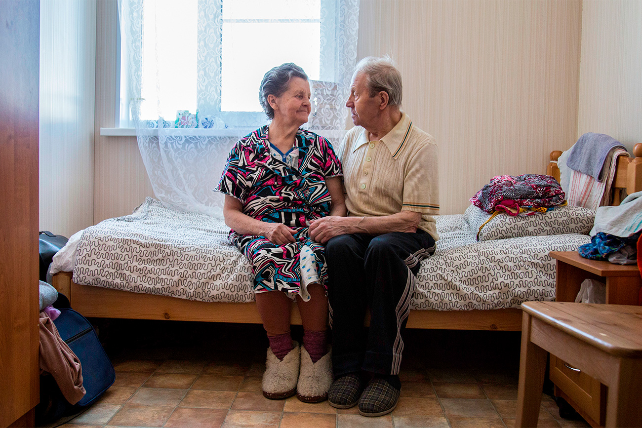 　ニコライ・ニコラエフさん（85）とワレンチナ・ディリジナさん（75）は、サンクトペテルブルク近郊の民間の老人ホームで出会った。2人とも家族に老人ホームに入れられたことに怒っていた。ワレンチナさんは健忘症で、過去のことをよく覚えておらず、あまり歩くことができない。ニコライさんはとても気配りができて、いつもワレンチナさんのそばにいる。「彼女はとても優しい。愛している。老いてから誰かの世話をし、誰かに必要とされていると感じることは、自分の生活に意義を与えてくれる」／／このような関係はロシアでは珍しい。社会、親族、子どもに決められる場合が多い。