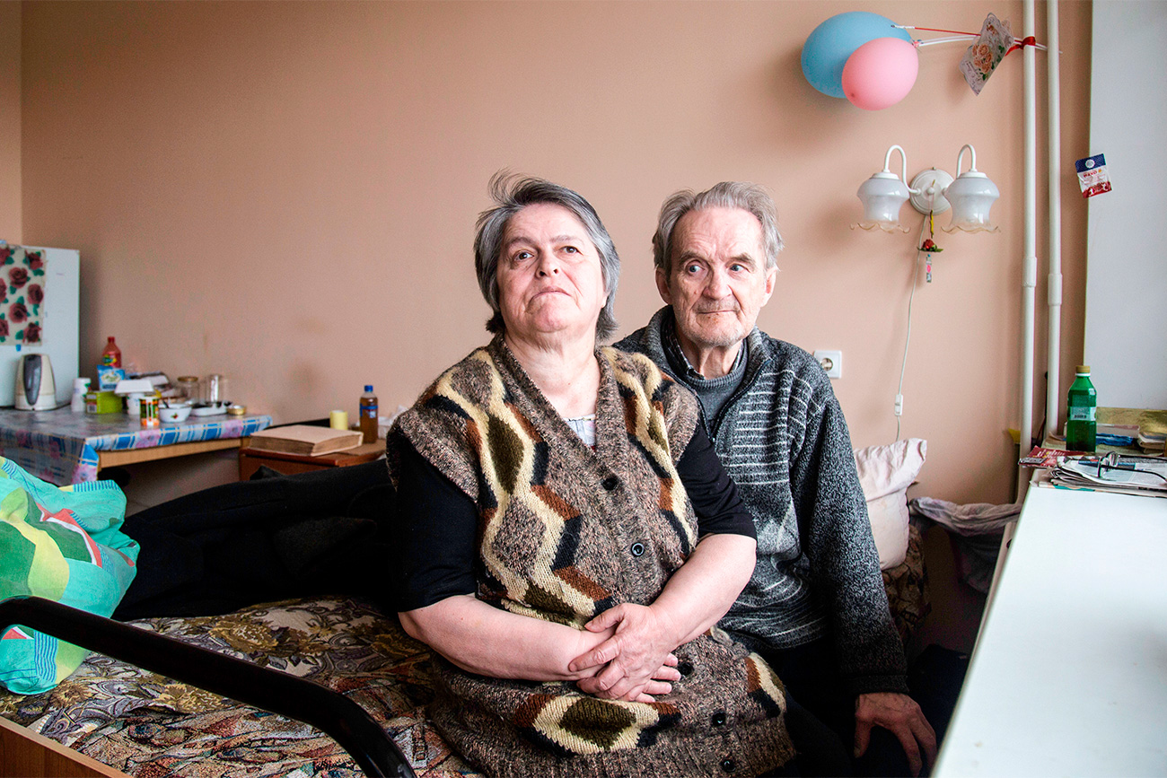 Natalija Aleksejeva (66) i Anatolij Aleksejev (76) su se upoznali u državnom domu za umirovljenike i invalide. Ovdje danas žive. Natalija je slijepa od dobi od 3 godine, a Anatolij je slabovidan. Oboje su u dom dovedeni protiv svoje volje: Natalijina sestra se odbila brinuti o rođakinji s invaliditetom, a Anatolij je postao beskućnik, i sin mu je odbio davati novac. Nekad su voljeli zajedno šetati u obližnjem parku, no danas Natalija jedva hoda tako da danas gotovo nikad ne napuštaju dom. // Ponekad ta osuda koči starije ljude od toga da stvore novu obitelj, iako sociolozi tvrde da se odnosi među parovima (uključujući transrodna partnerstva) ne mogu zamijeniti odnosima s prijateljima u bilo kojoj fazi života.